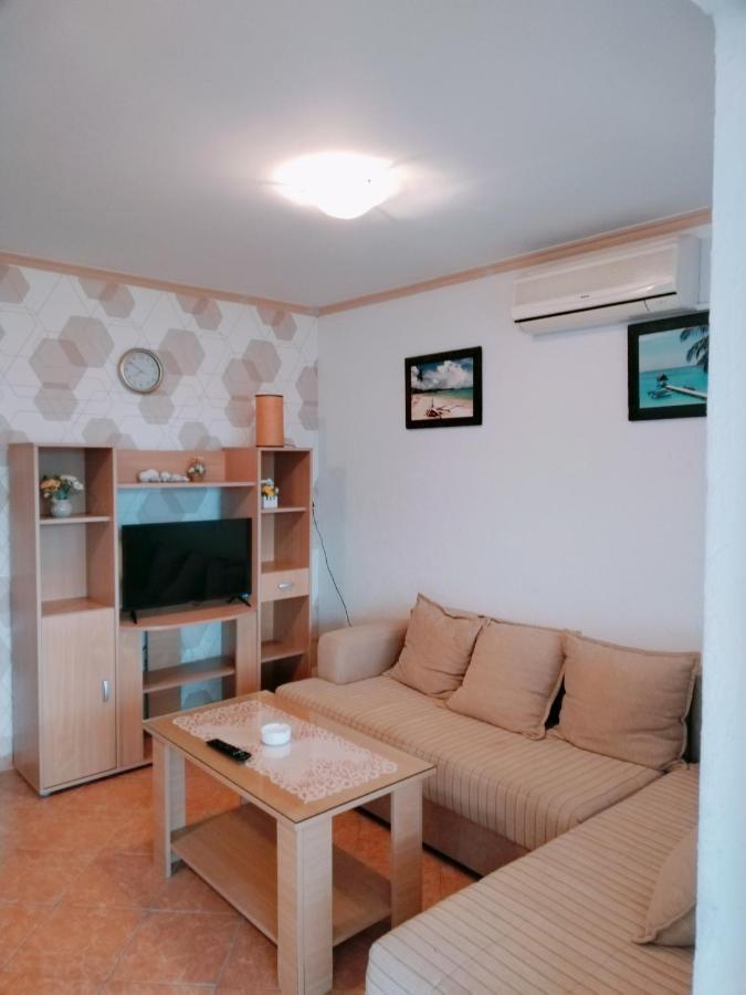 Apartmani Ljubica ウトイェハ エクステリア 写真