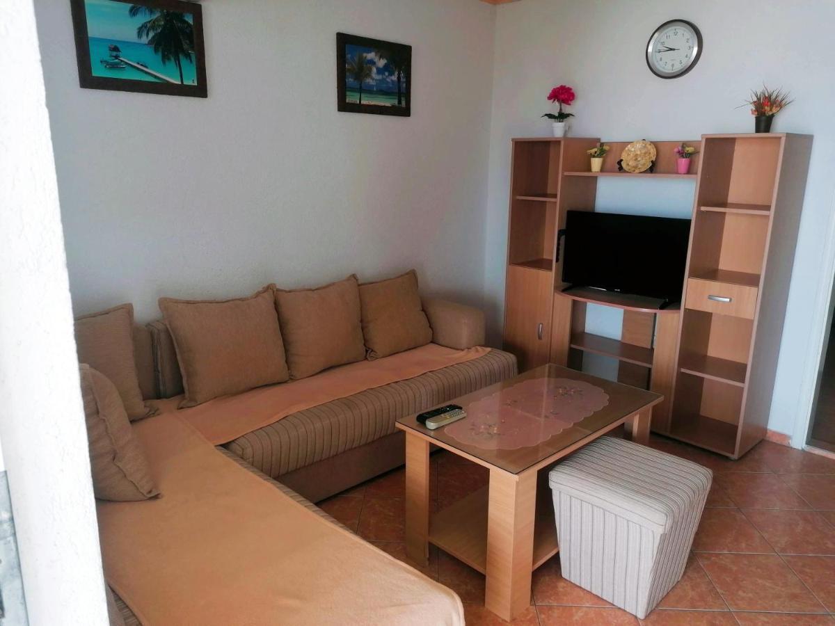 Apartmani Ljubica ウトイェハ エクステリア 写真