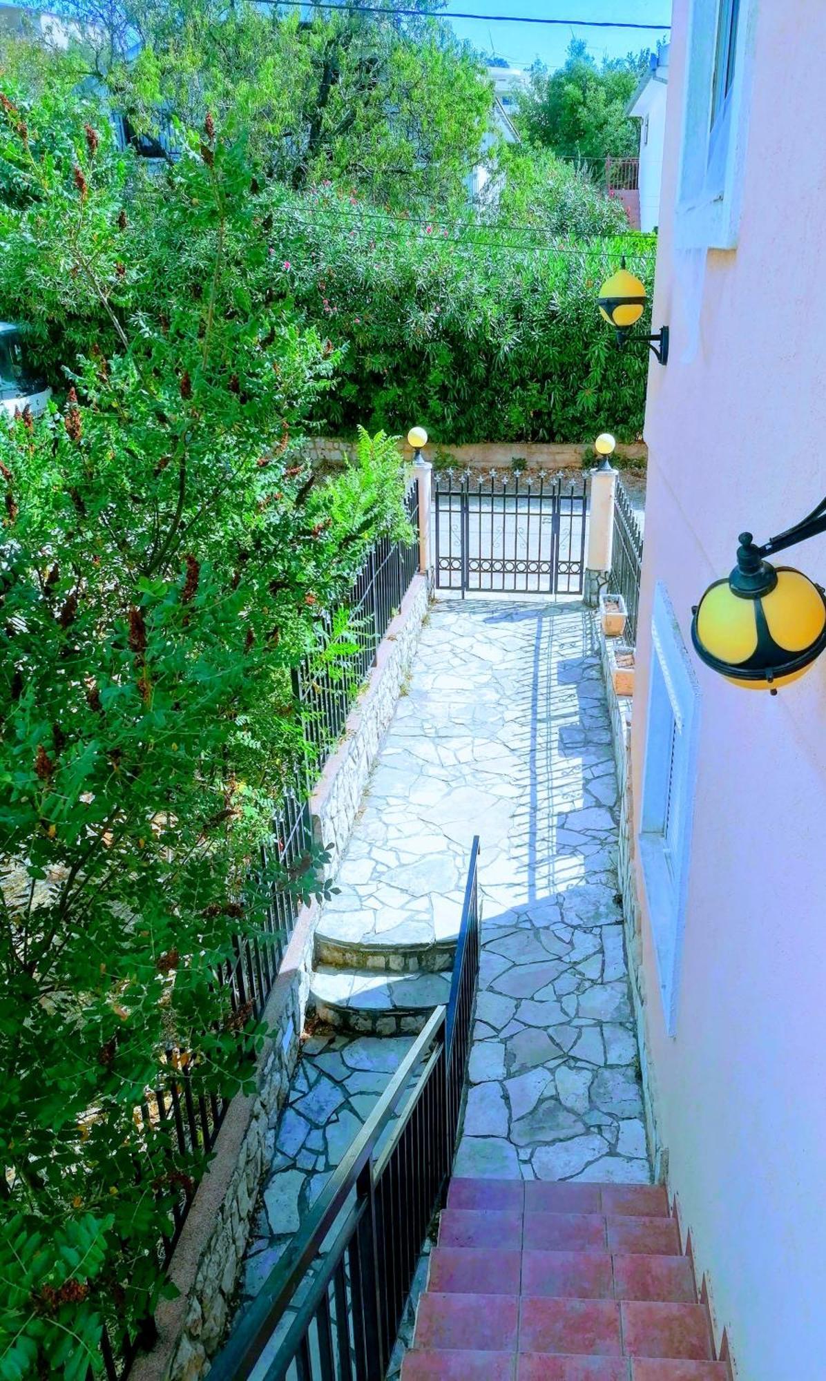 Apartmani Ljubica ウトイェハ エクステリア 写真